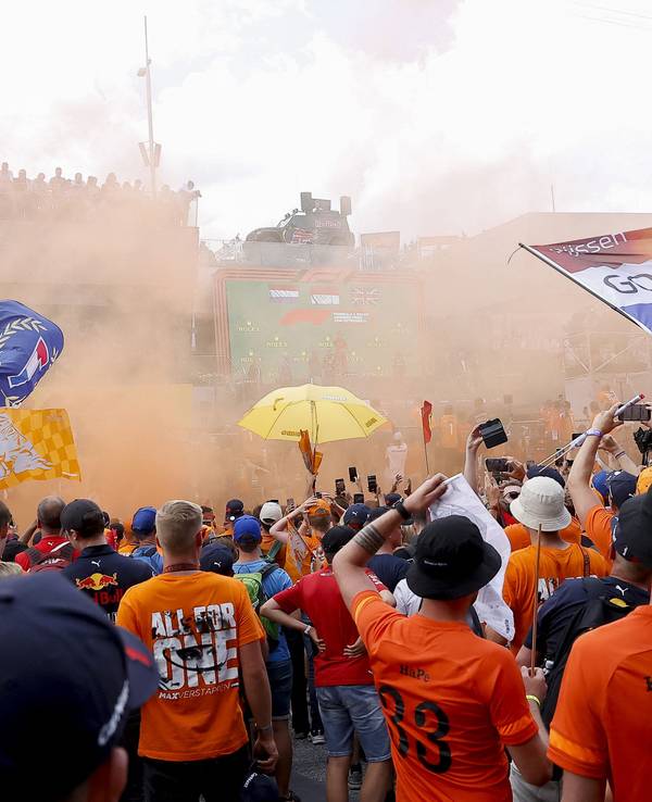 Oranje-Fans schwenken Fahnen und zünden Pyro beim Rennen der Formel 1 in Österreich.