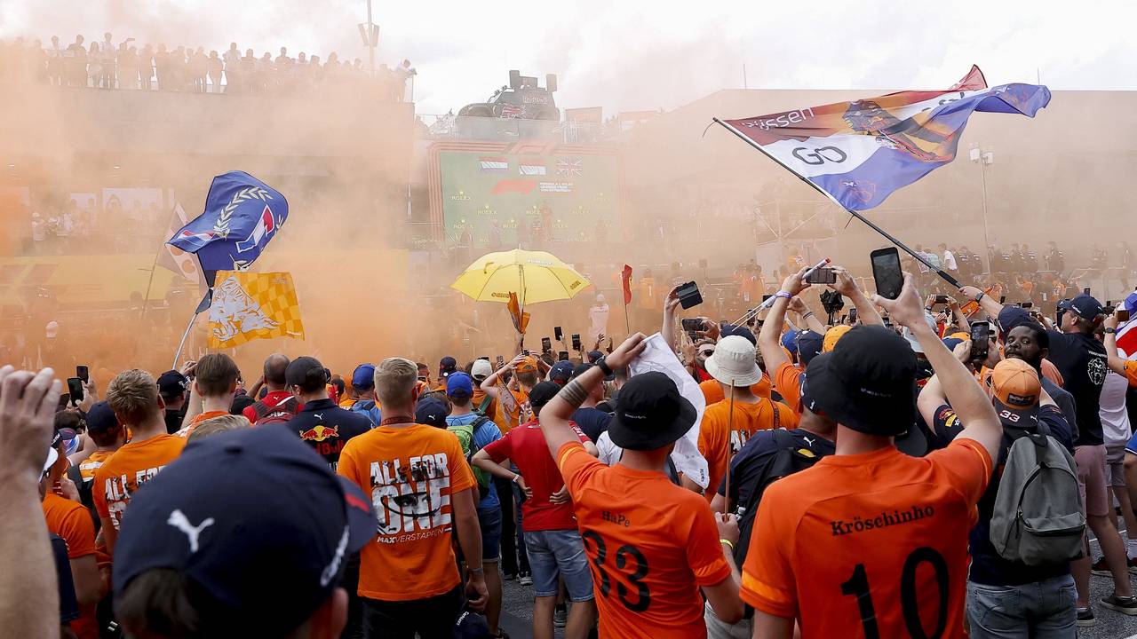 Oranje-Fans schwenken Fahnen und zünden Pyro beim Rennen der Formel 1 in Österreich.