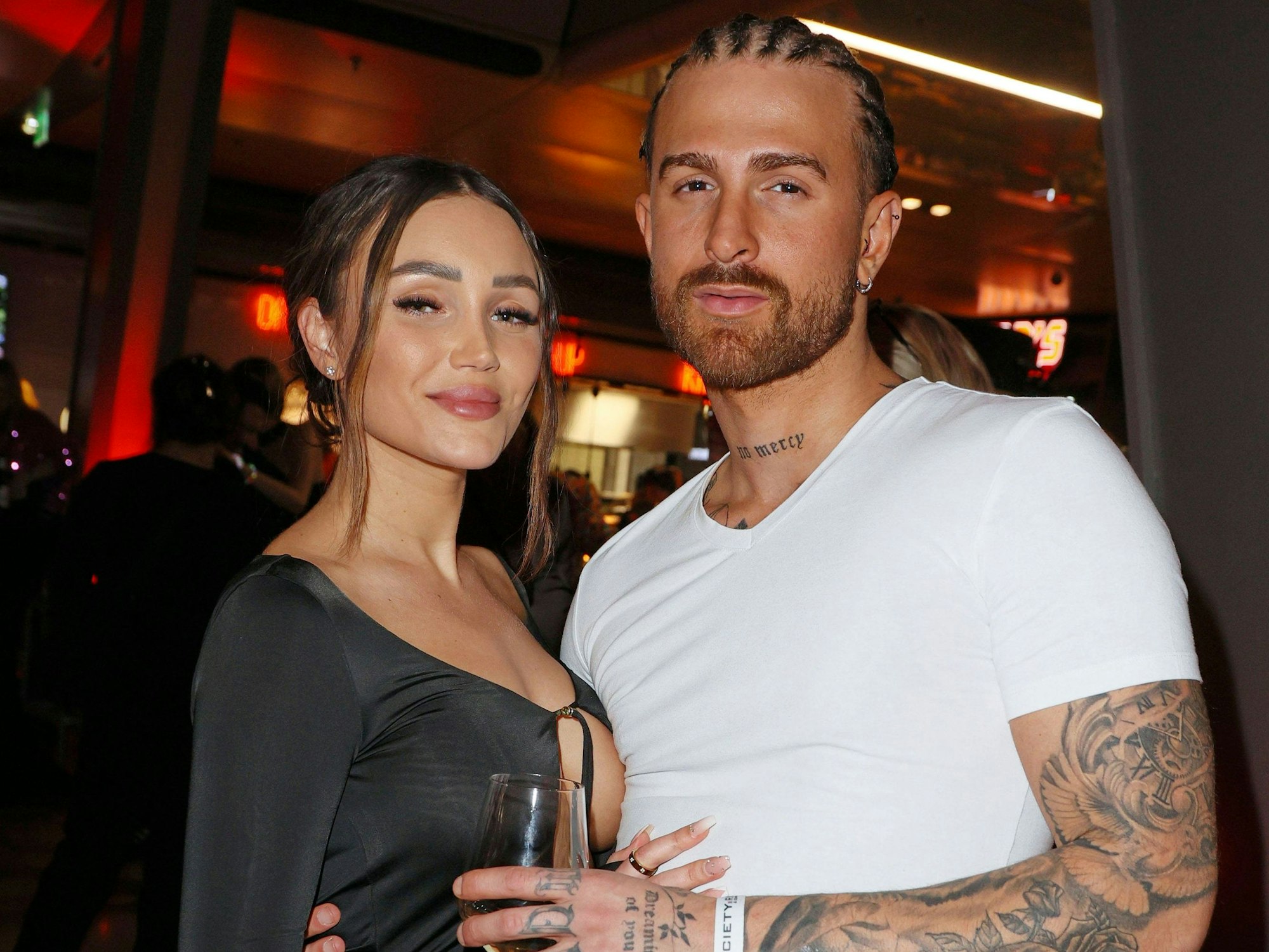 Dana Feist und Gigi Birofio bei der Eröffnung des Burger Restaurants HOBs Hut of Burger in der Europa Passage.