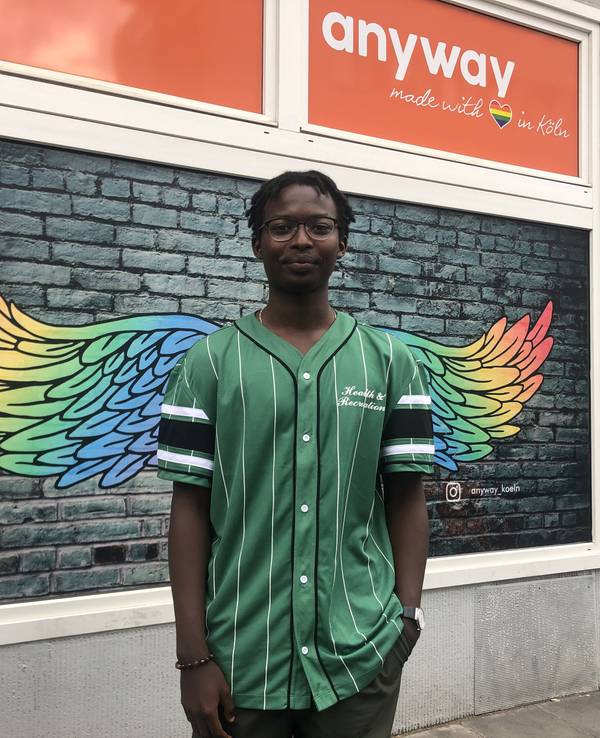 Francis (20) aus Burundi vor dem Jugendzentrum Anyway in Köln.