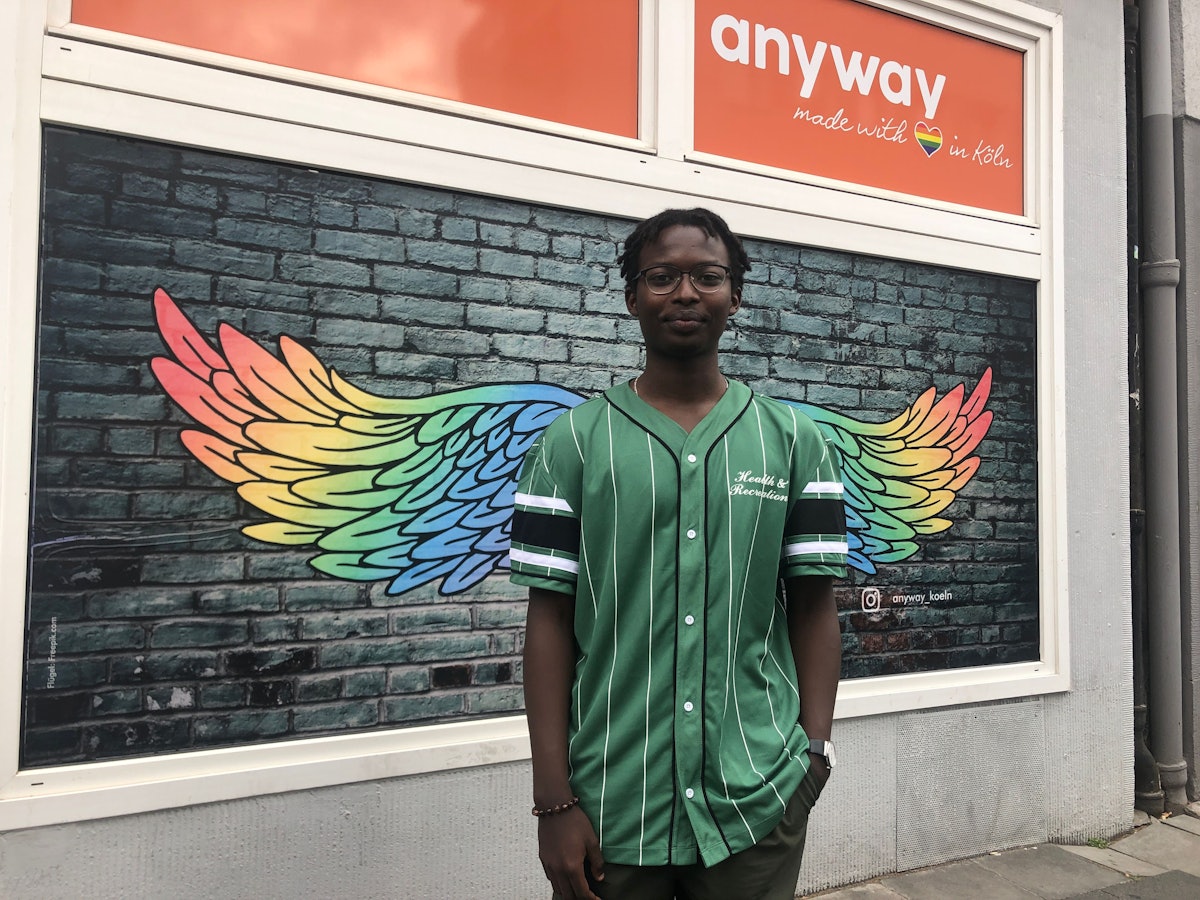 Francis (20) aus Burundi vor dem Jugendzentrum Anyway in Köln.