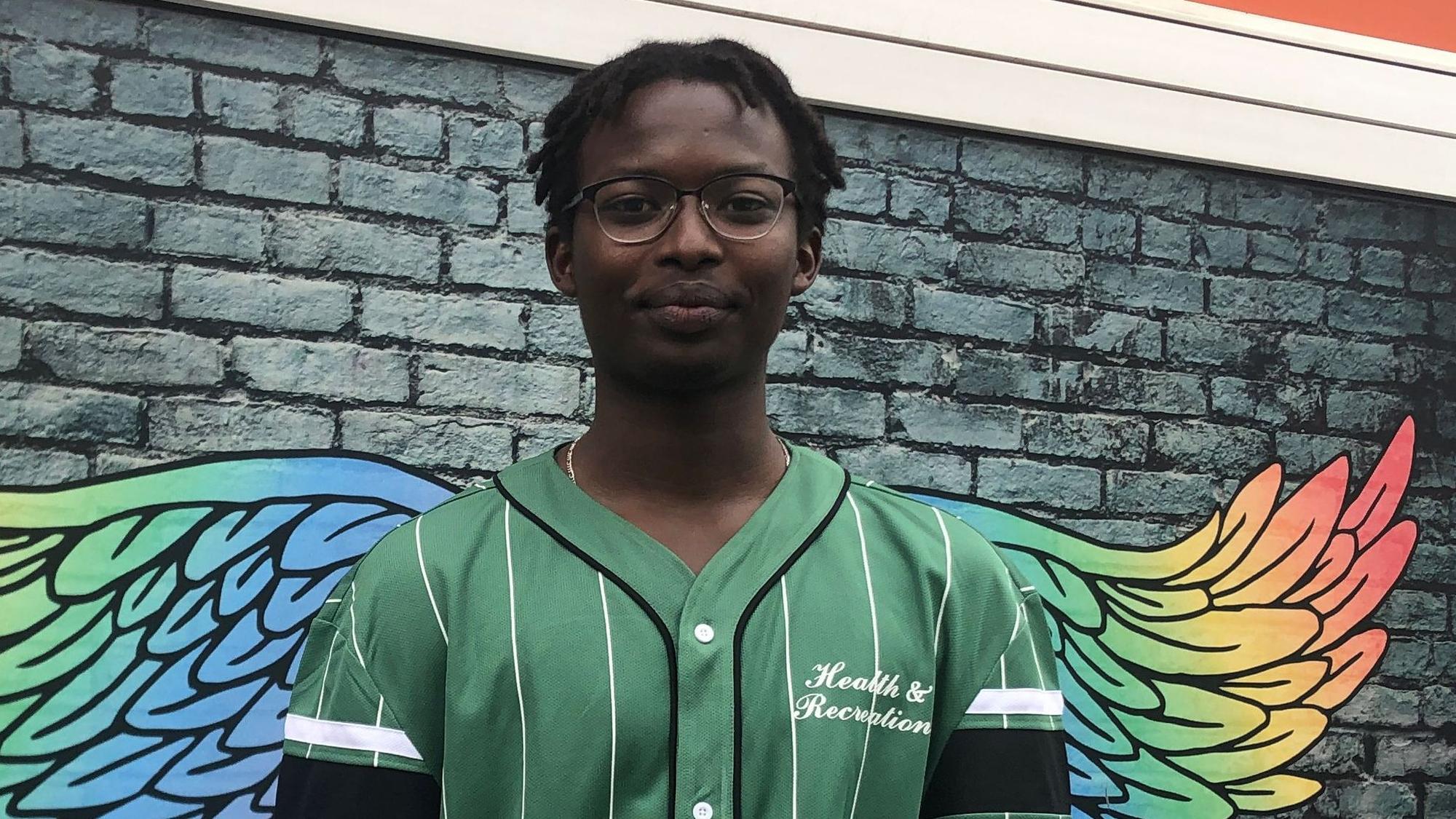 Francis (20) aus Burundi vor dem Jugendzentrum Anyway in Köln.