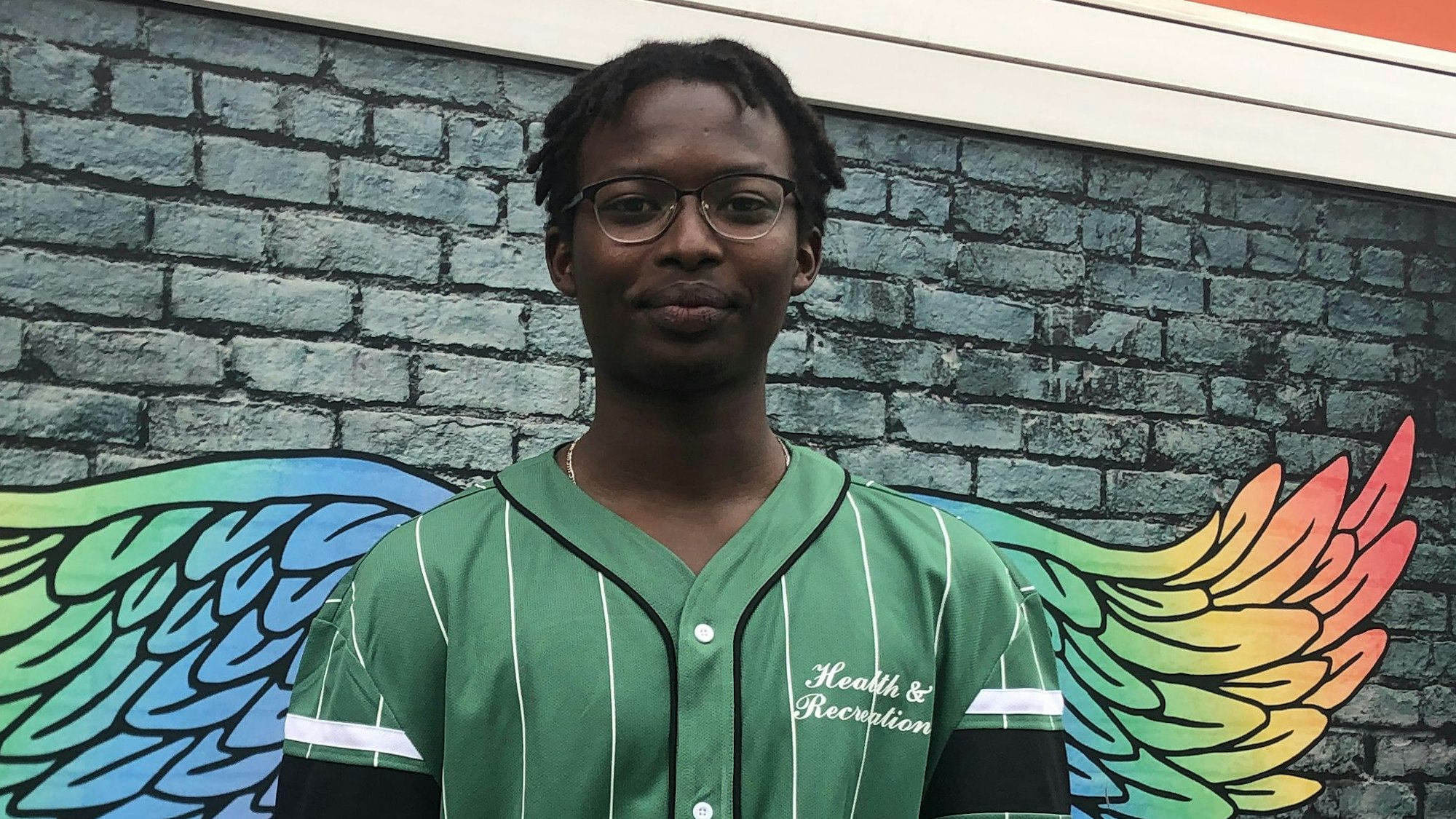 Francis (20) aus Burundi vor dem Jugendzentrum Anyway in Köln.