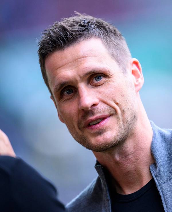 Sebastian Kehl steht vor dem Spiel im Stadion.