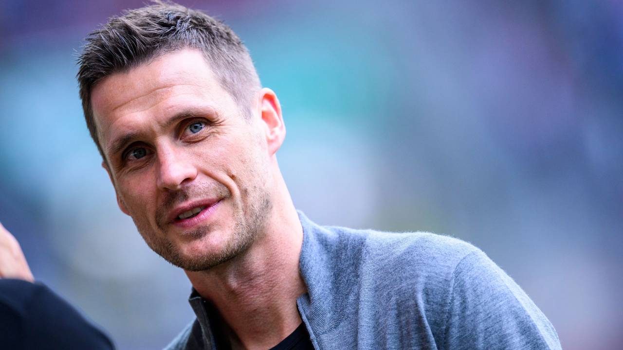 Sebastian Kehl steht vor dem Spiel im Stadion.
