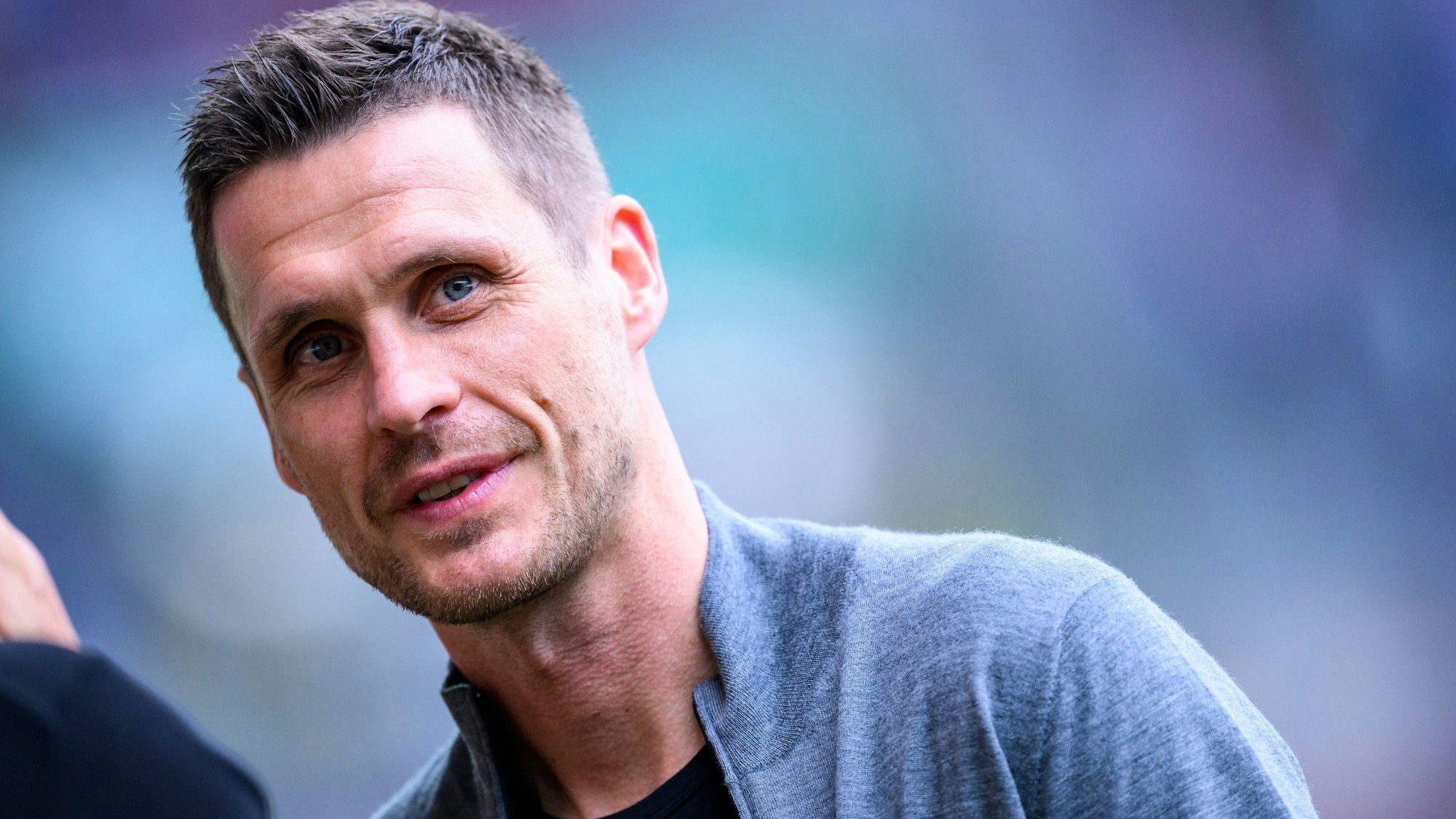 Sebastian Kehl steht vor dem Spiel im Stadion.