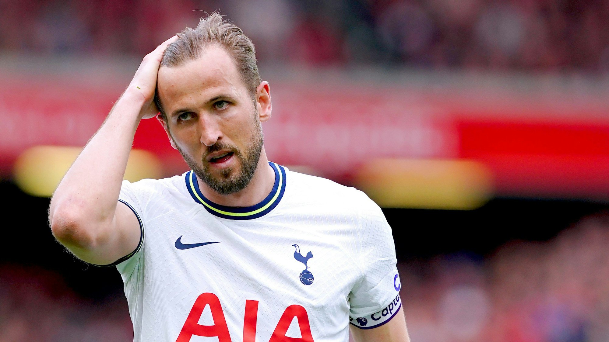 Harry Kane von Tottenham Hotspur fasst sich während des Spiels an den Kopf.