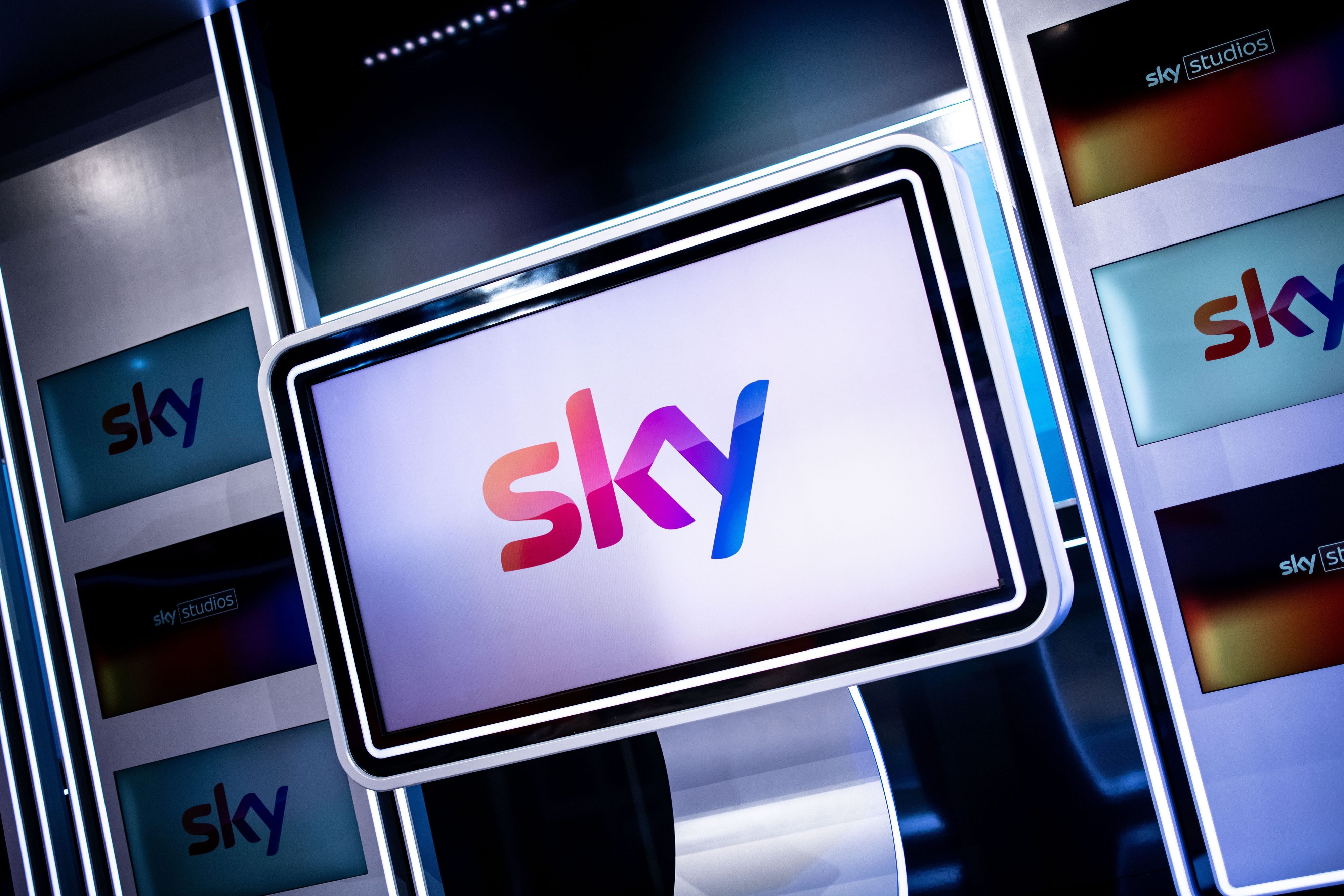 Das Logo des Fernsehsenders Sky ist in einem Fernsehstudio von Sky auf einem Monitor zu sehen.