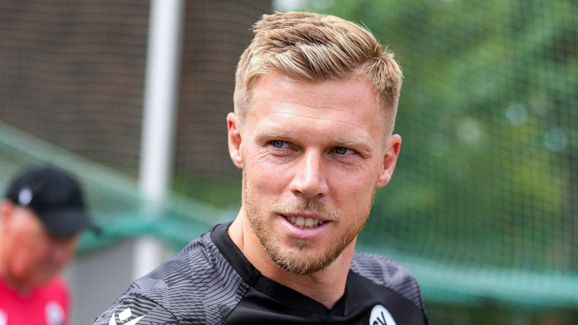 Rouwen Hennings steht beim Auftakttraining des SV Sandhausen auf dem Platz.