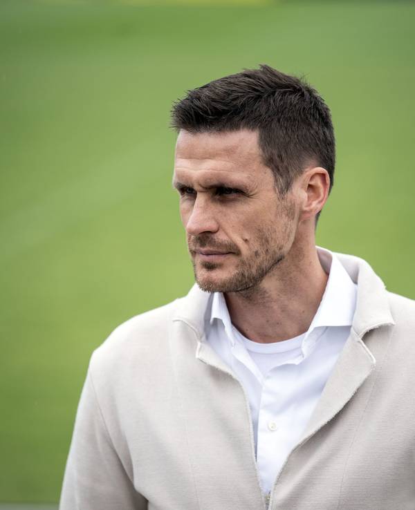 Sebastian Kehl spricht am BVB-Trainingsgelände zur Presse.