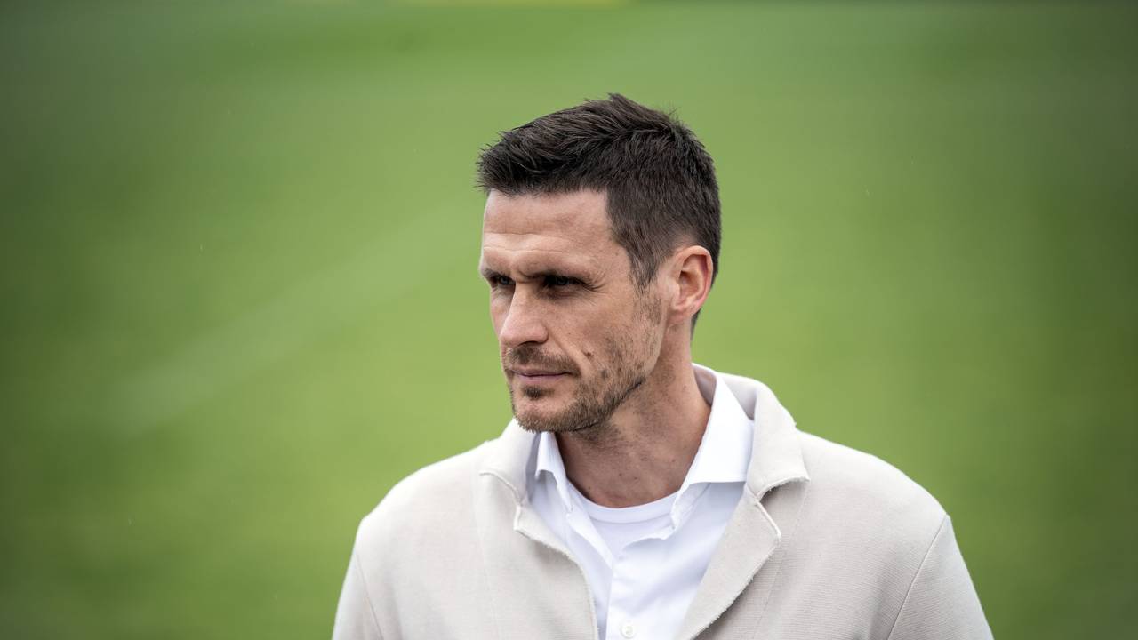 Sebastian Kehl spricht am BVB-Trainingsgelände zur Presse.