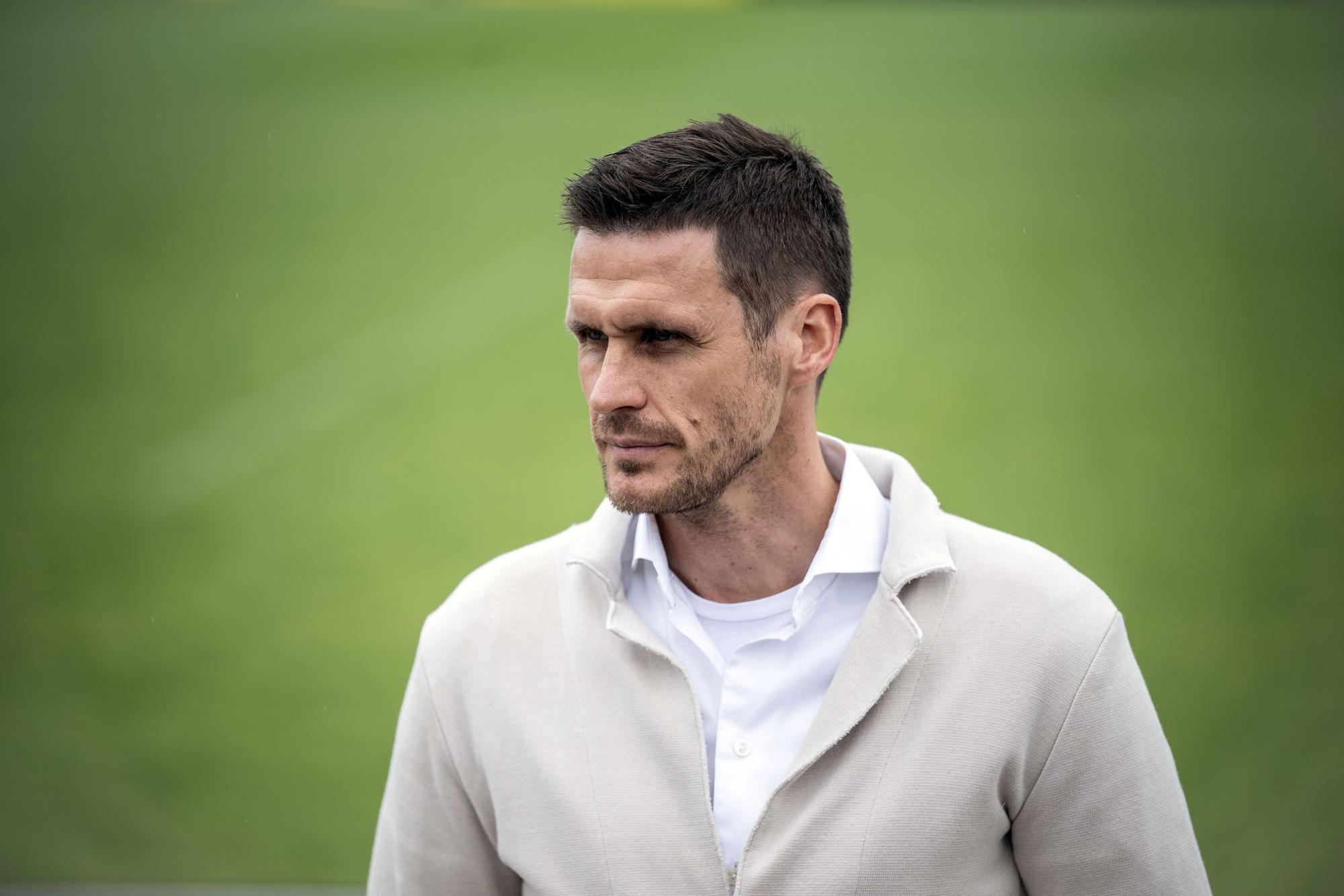 Sebastian Kehl spricht am BVB-Trainingsgelände zur Presse.