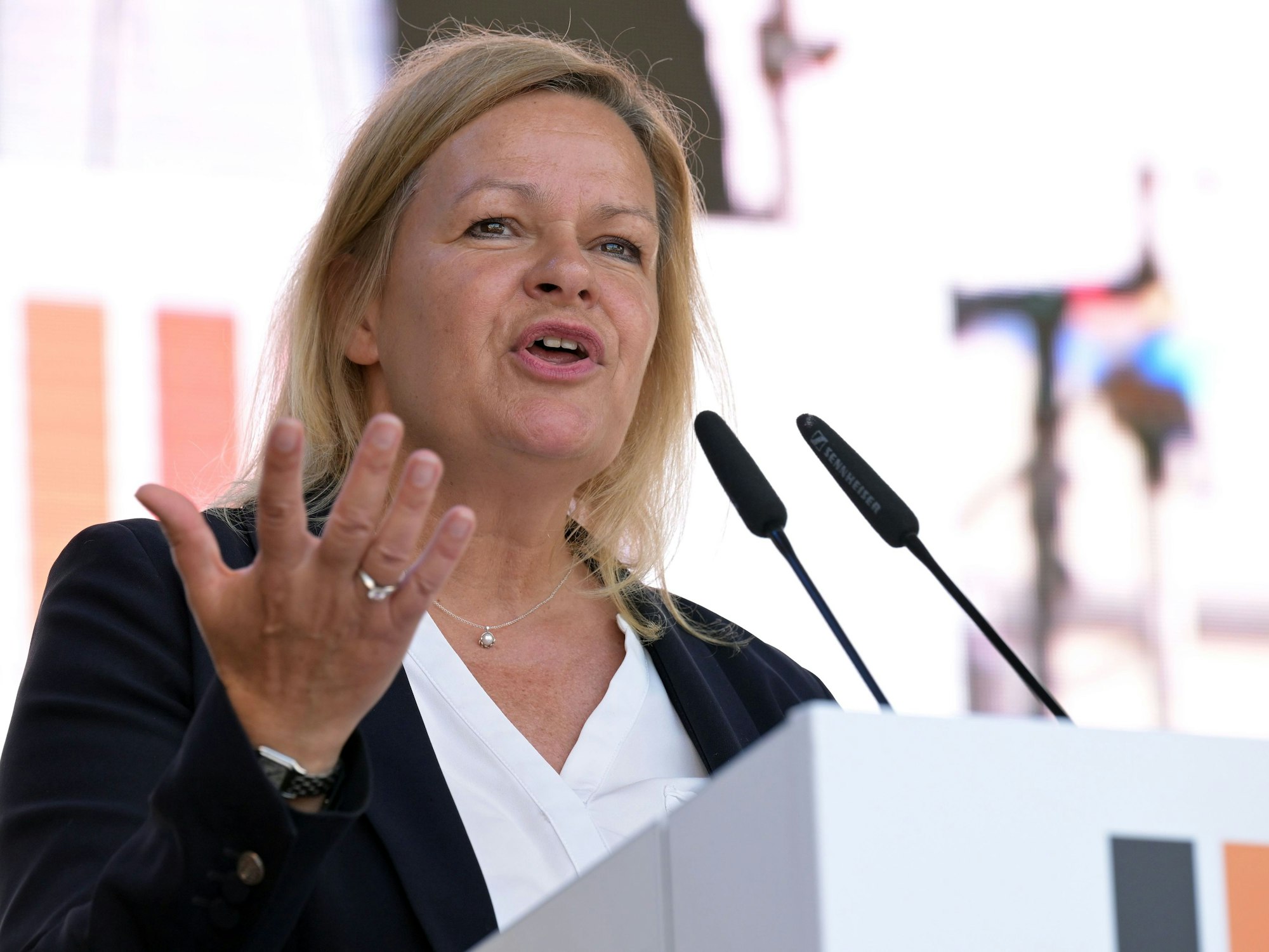 Bundesinnenministerin Nancy Faeser (SPD) redet auf einer Bühne beim „Tag des Bevölkerungsschutzes“ in Potsdam.