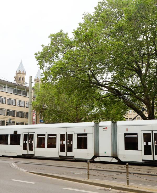 Eine KVB-Bahn passiert den Rudolfplatz.