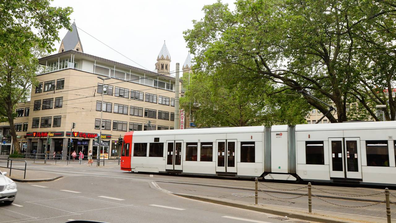Eine KVB-Bahn passiert den Rudolfplatz.