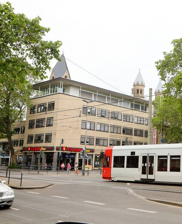 Eine KVB-Bahn am Neumarkt in Köln