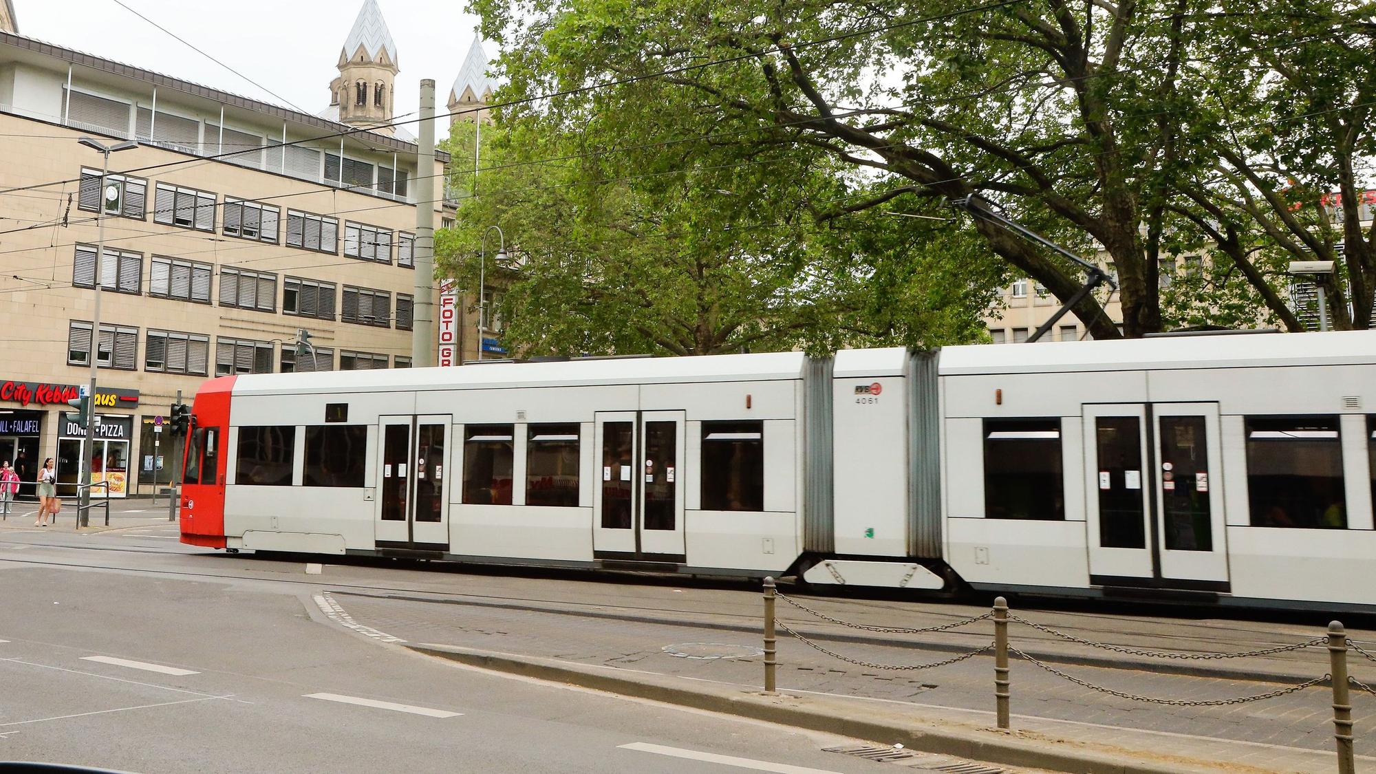 Eine KVB-Bahn passiert den Rudolfplatz.