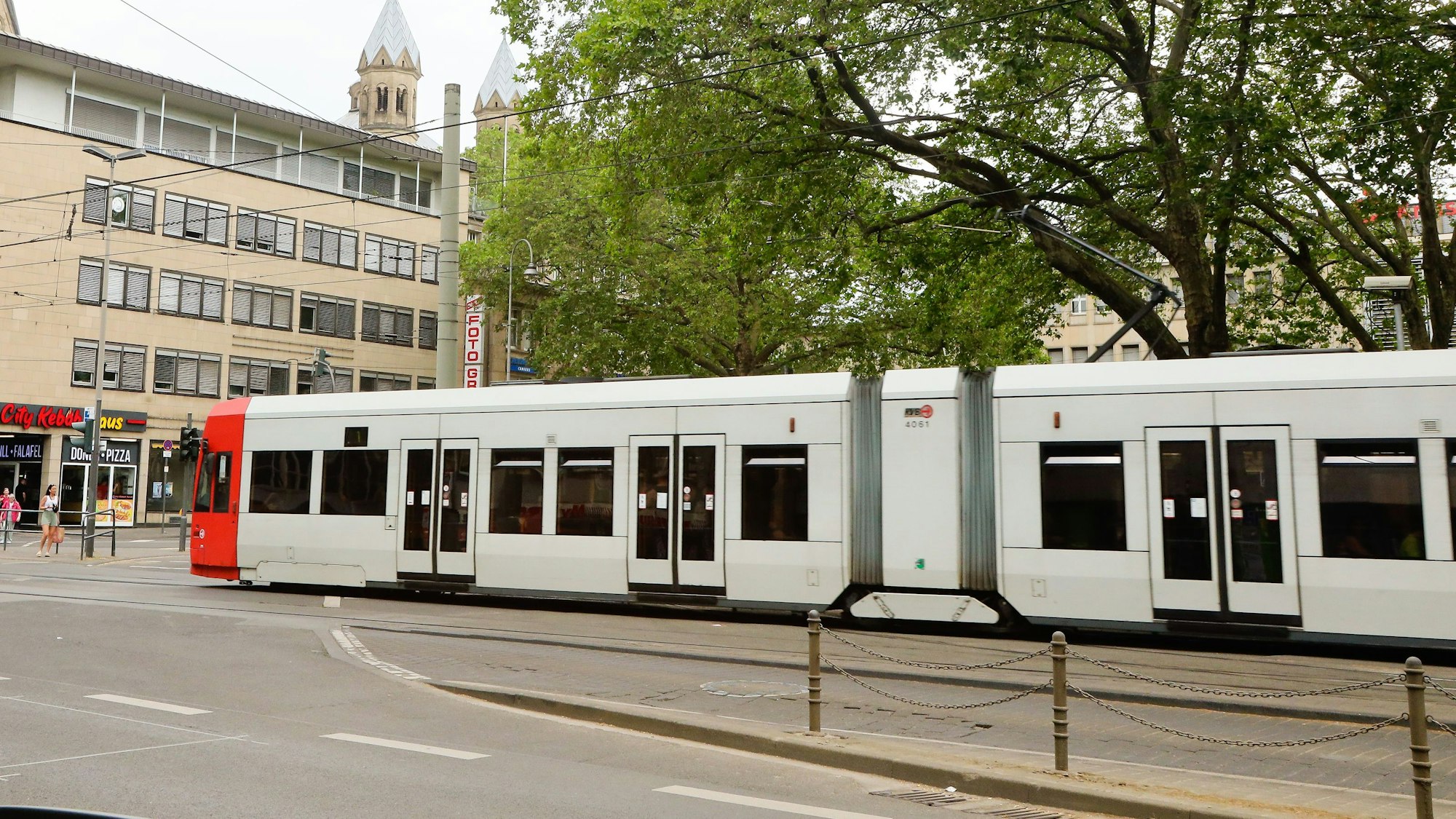 Eine KVB-Bahn passiert den Rudolfplatz.