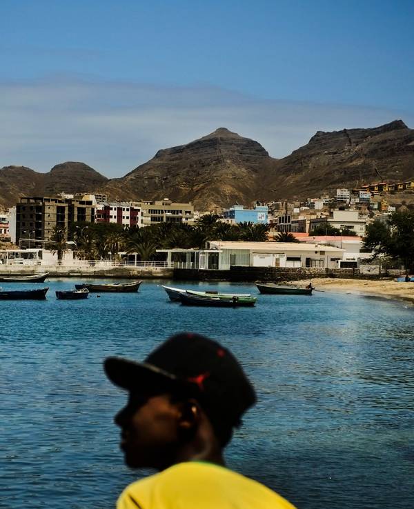 Zwei Männer stehen am Pier im Hafen Mindelo auf der Insel São Vicente.