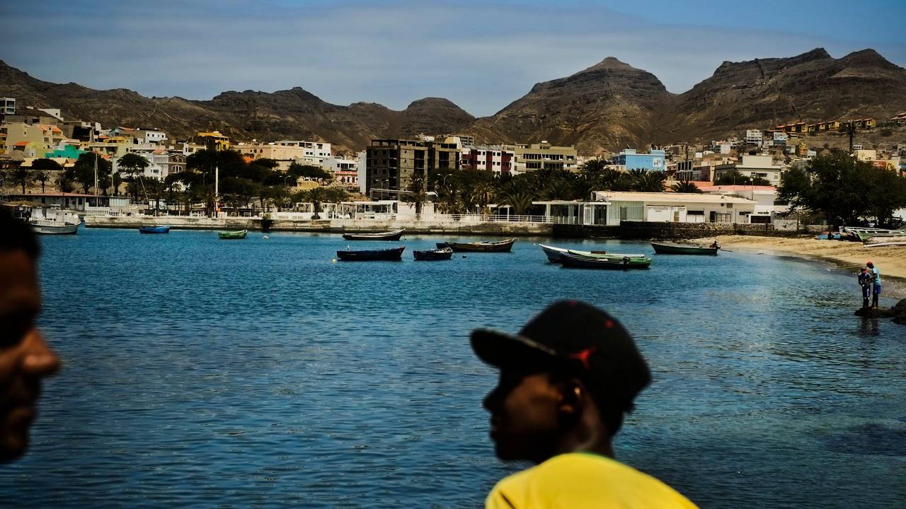 Zwei Männer stehen am Pier im Hafen Mindelo auf der Insel São Vicente.