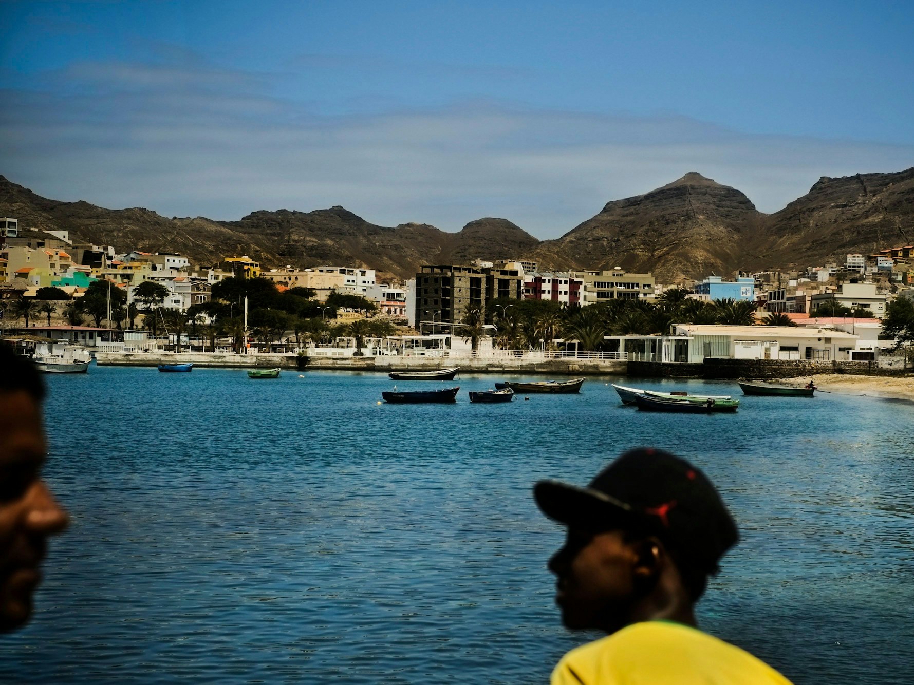 Zwei Männer stehen am Pier im Hafen Mindelo auf der Insel Sao Vicente.