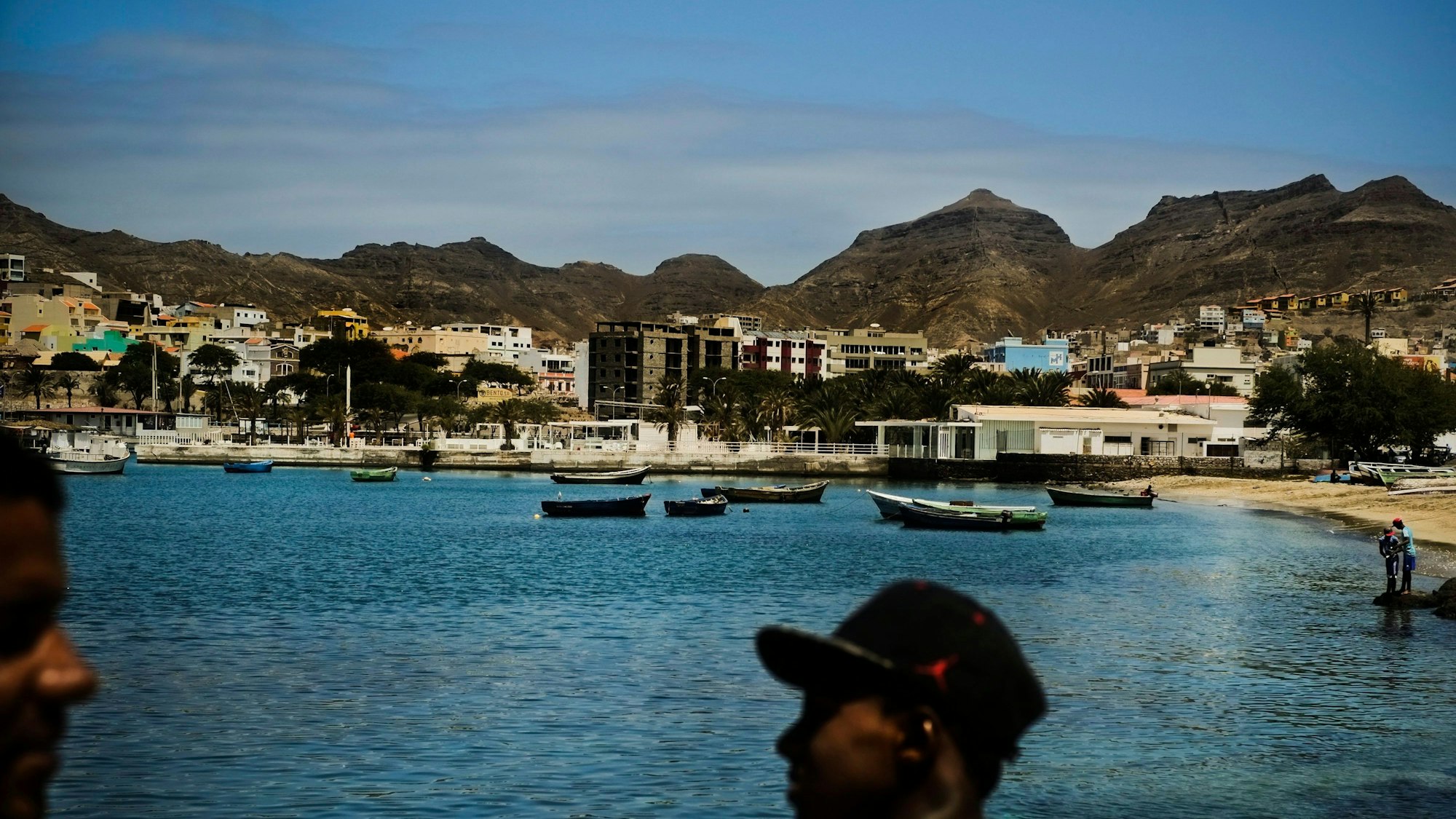 Zwei Männer stehen am Pier im Hafen Mindelo auf der Insel São Vicente.
