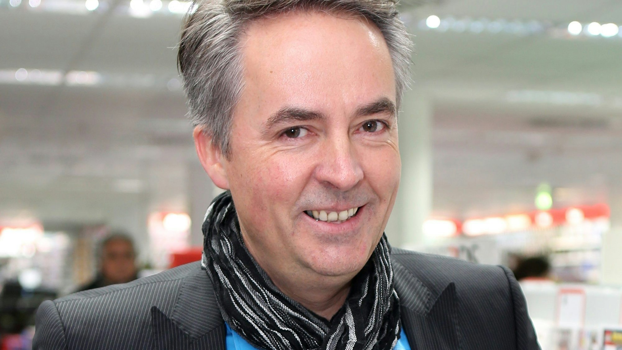 Chorleiter Michael Kokott lächelt in die Kamera.