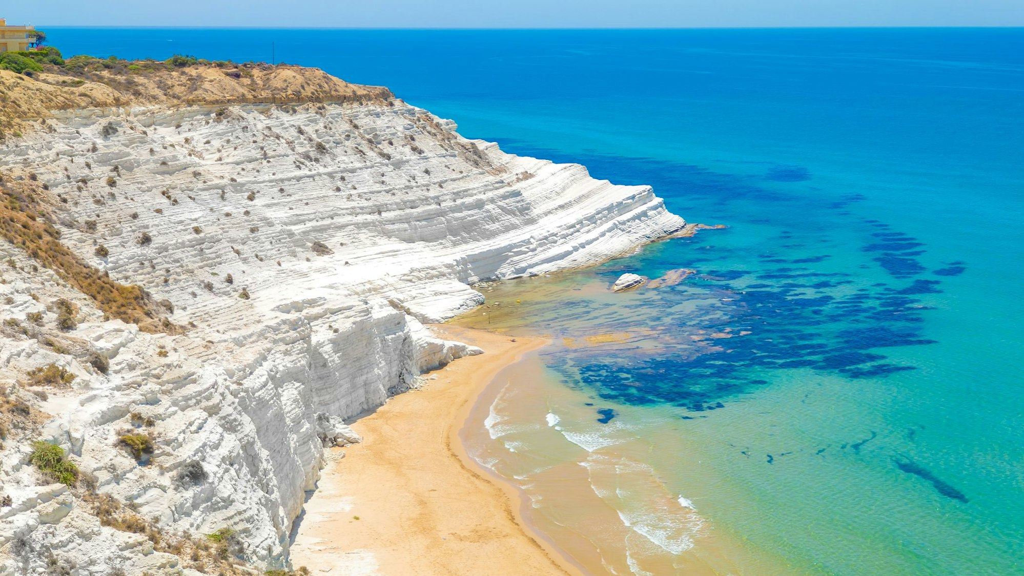 Auf dem Foto sieht man den riesigen Kalksteinfels und den Strand Scala dei Turchi.