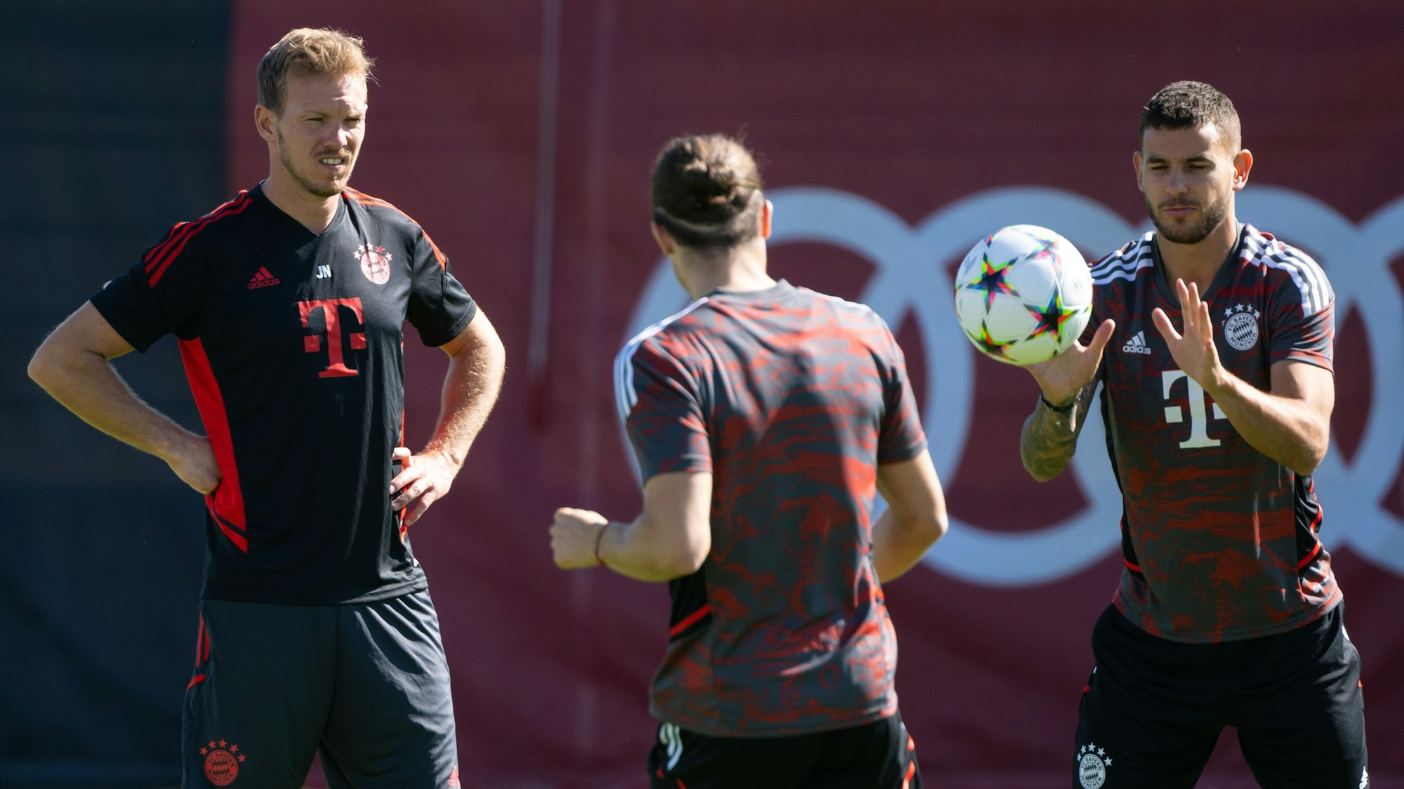 Julian Nagelsmann leitet das Training und verfolgt eine Aktion von Lucas Hernandez und Marcel Sabitzer.