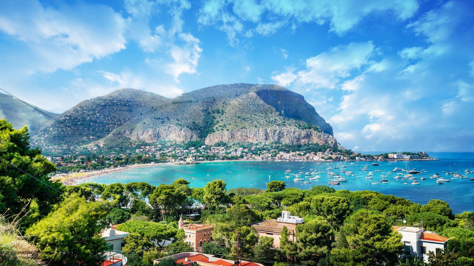 Auf dem Foto sieht man den Mondello Strand von Sizilien.