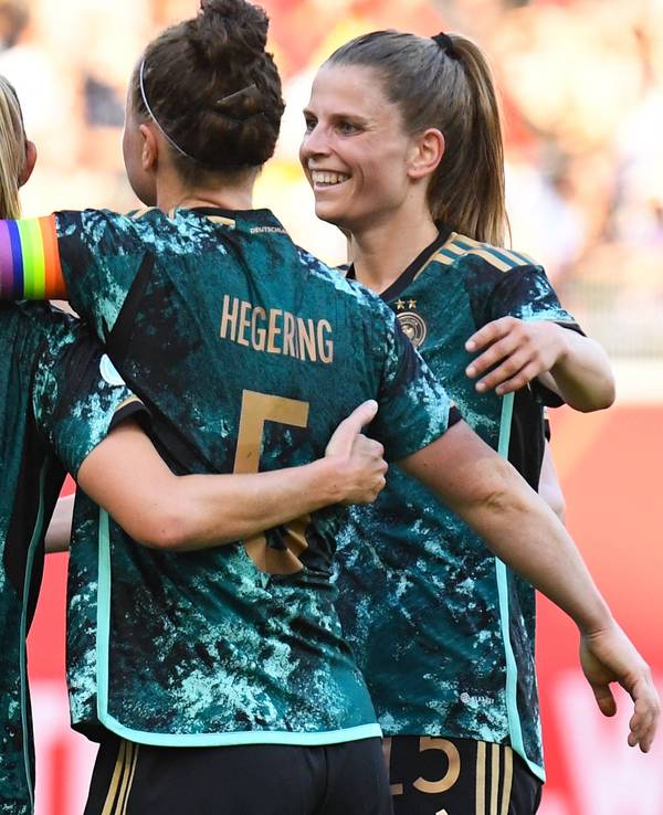 Jule Brand, Janina Minge, Marina Hegering und Tabea Waßmuth jubeln über ein Tor im WM-Test gegen Vietnam.