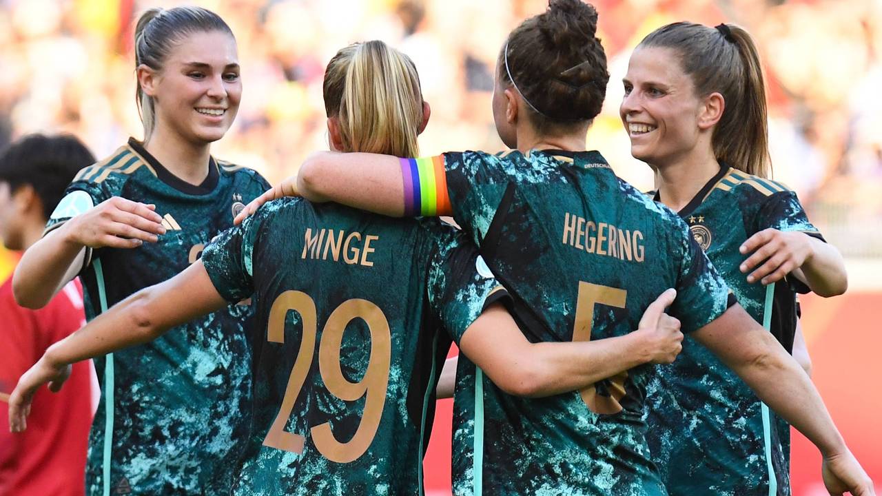 Jule Brand, Janina Minge, Marina Hegering und Tabea Waßmuth jubeln über ein Tor im WM-Test gegen Vietnam.