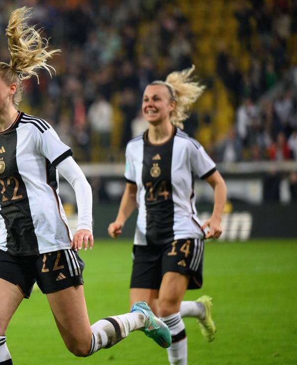 Deutschlands Jule Brand (l.) und Lena Lattwein jubeln nach dem Tor zum 2:0.