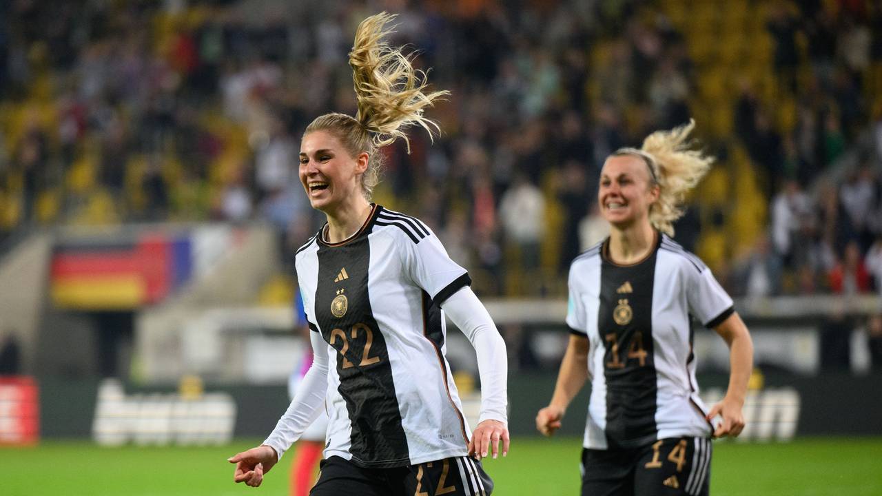 Deutschlands Jule Brand (l.) und Lena Lattwein jubeln nach dem Tor zum 2:0.