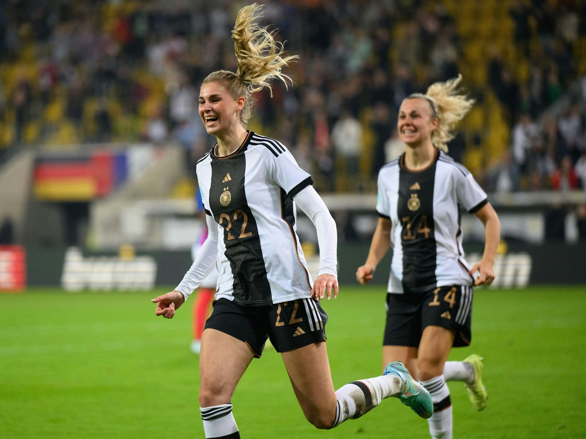 Deutschlands Jule Brand (l.) und Lena Lattwein jubeln nach dem Tor zum 2:0.
