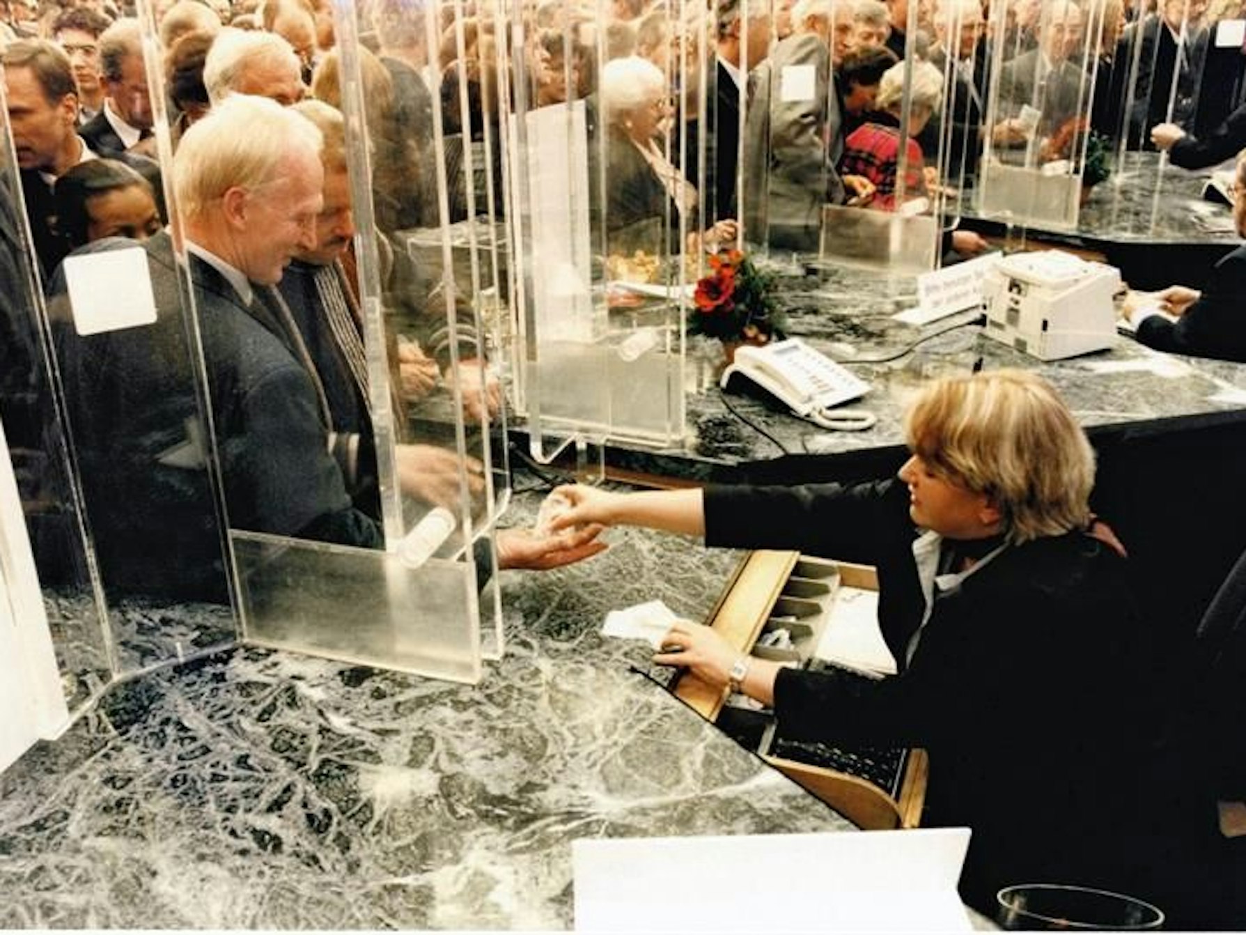 Menschenmassen drängen sich in der Kassenhalle.