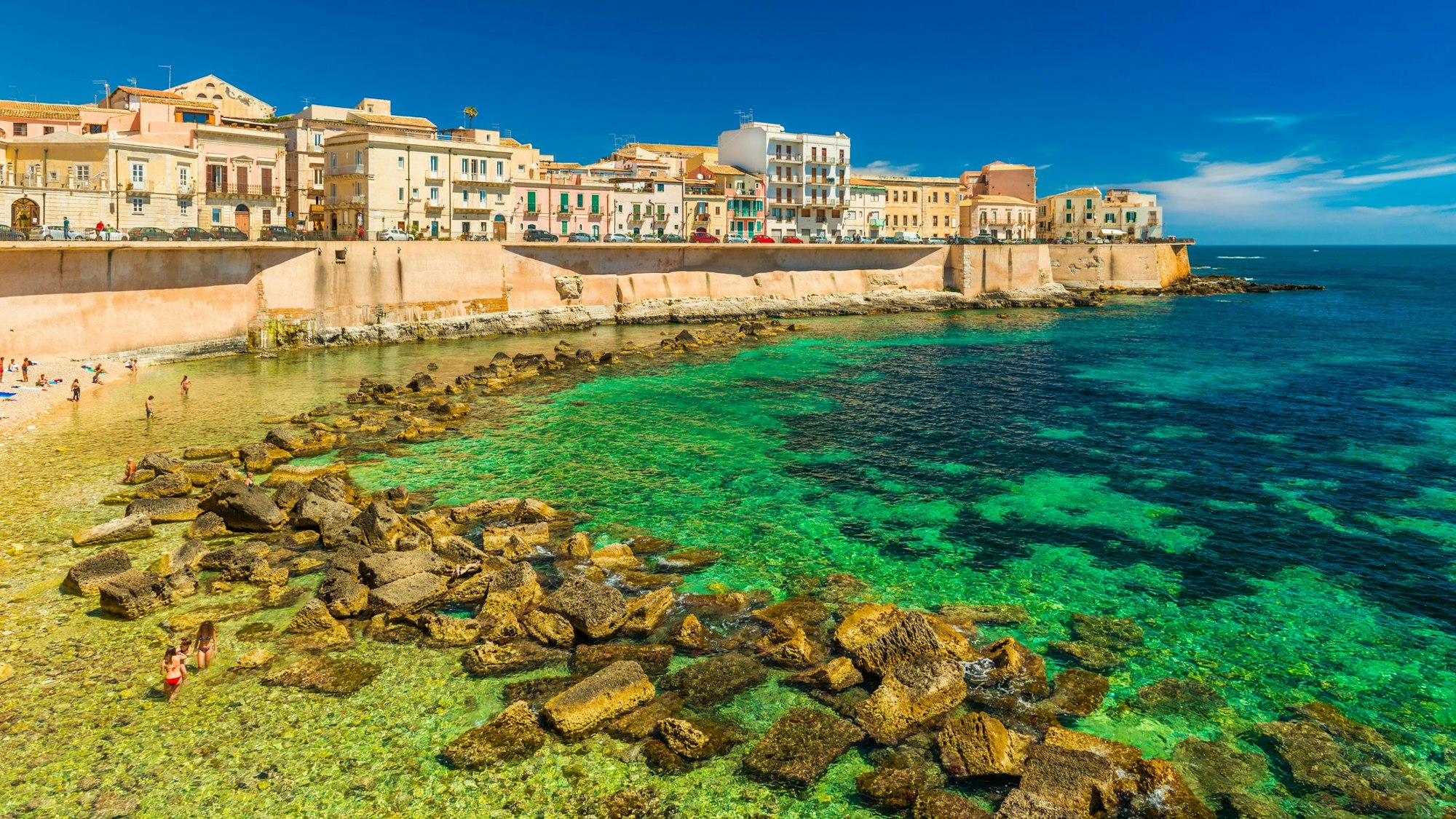 Auf dem Foto sieht man den Strand von Syrakus auf Sizilien.