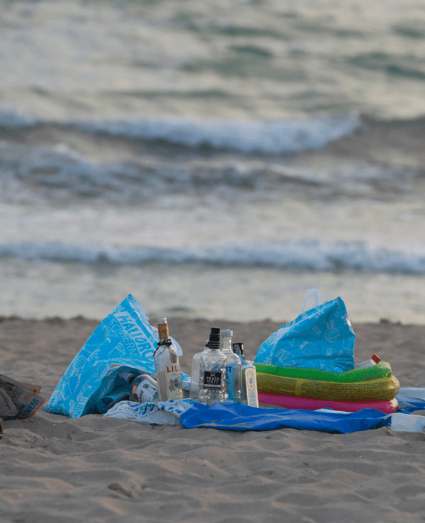 Leere Flaschen alkoholischer Getränke stehen am Strand von Arenal.