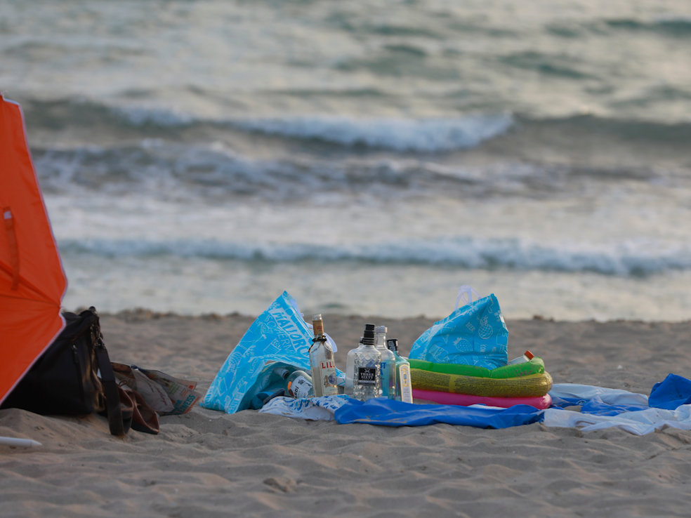 Leere Flaschen alkoholischer Getränke stehen am Strand von Arenal.
