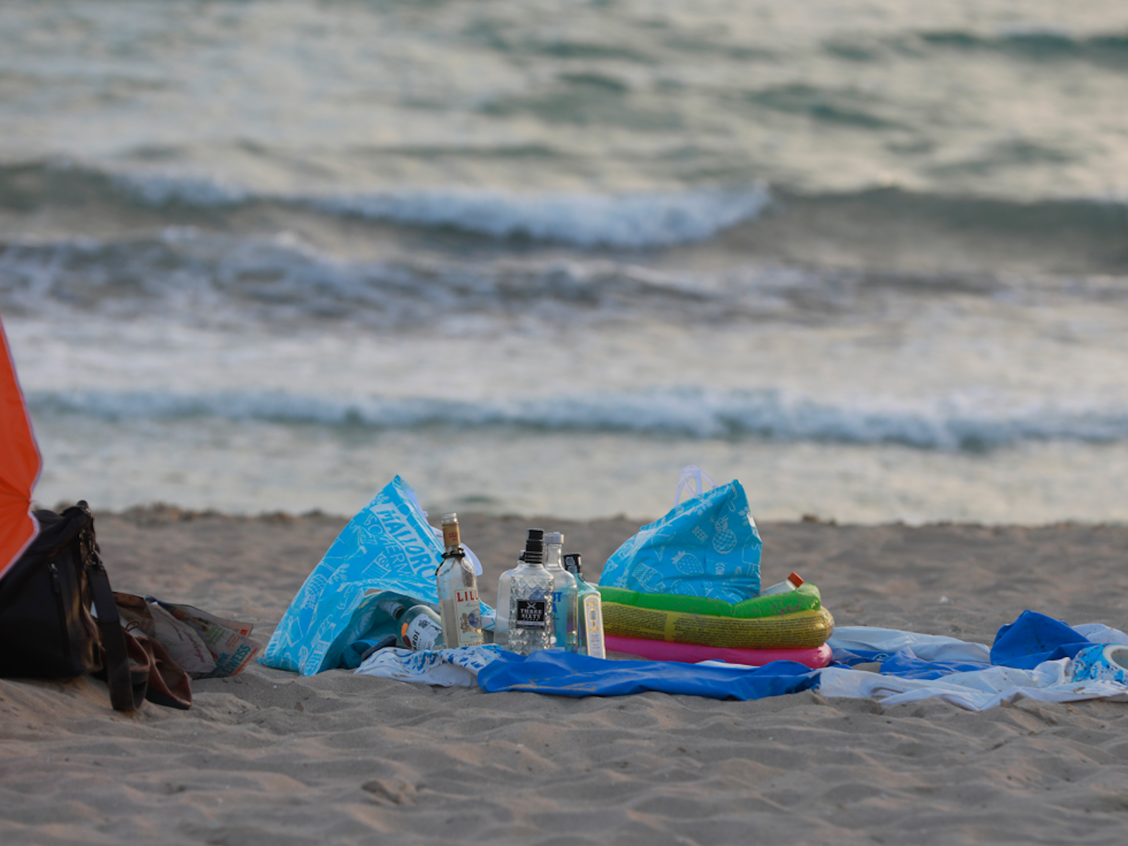 Leere Flaschen alkoholischer Getränke stehen am Strand von Arenal.