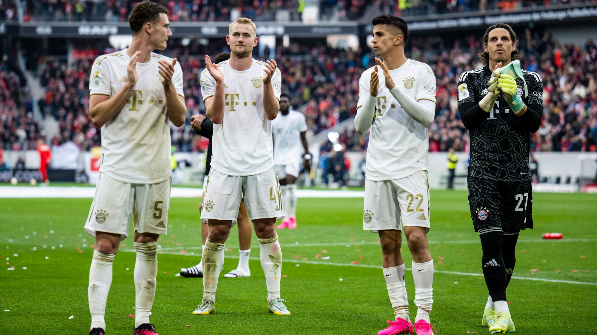 Benjamin Pavard, Matthijs de Ligt, Joao Cancelo und Yann Sommer bedanken sich nach dem Spiel bei den Fans.