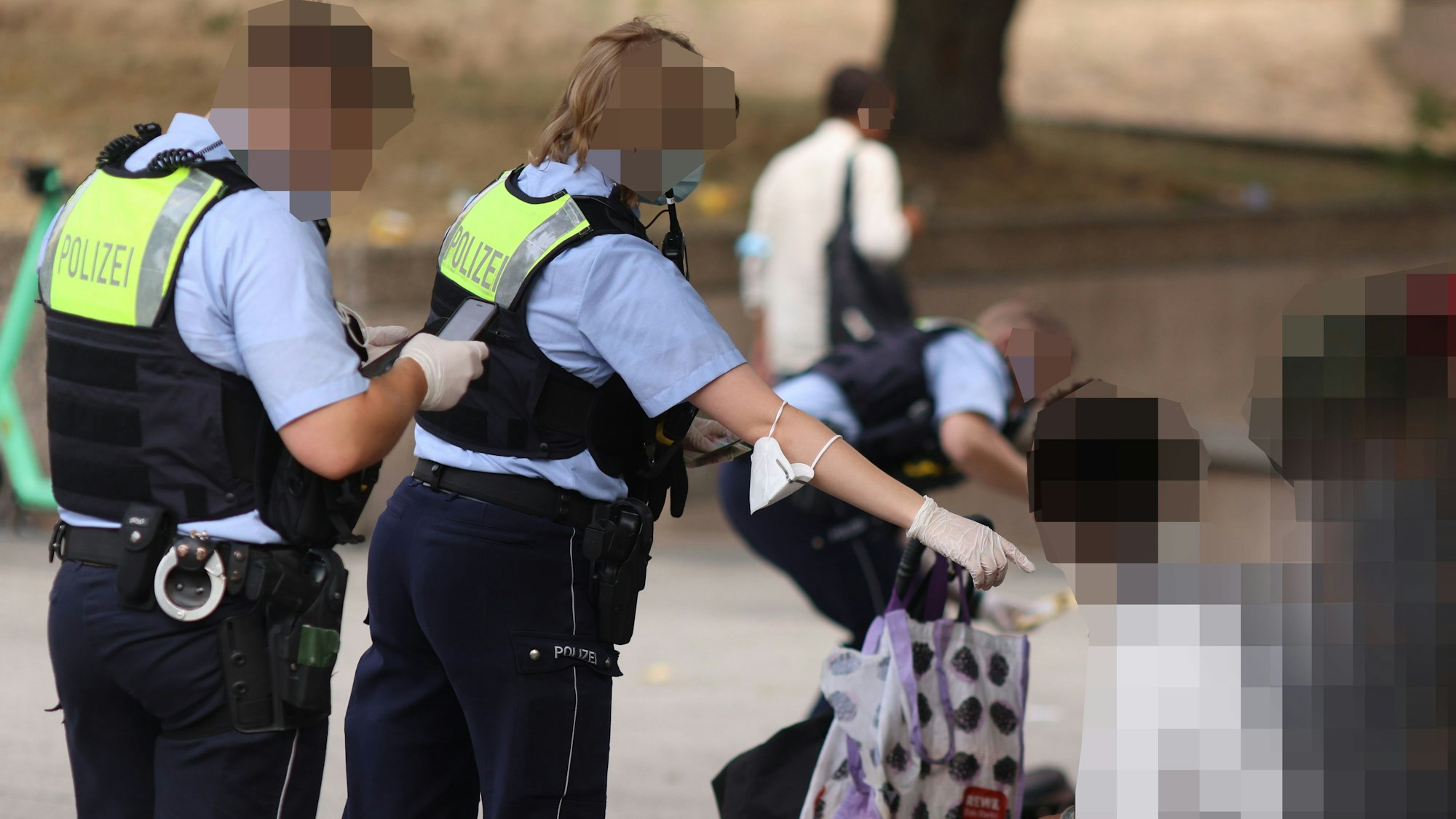 Polizisten kontrollieren Personen während einer Razzia der Polizei gegen Drogendealer am Ebertplatz in Köln.