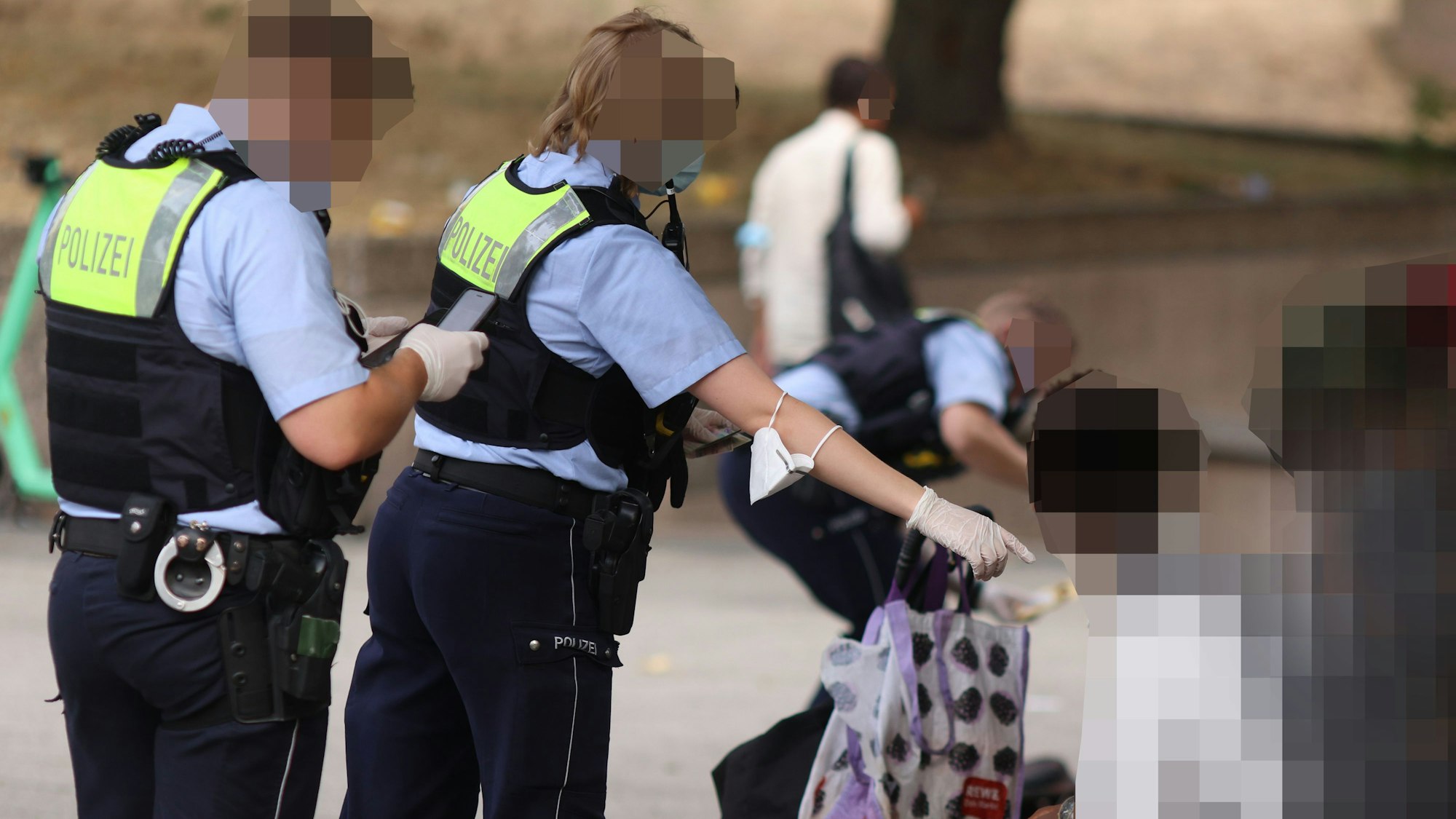 Polizeikräfte kontrollieren auf dem Ebertplatz verdächtige Personen.
