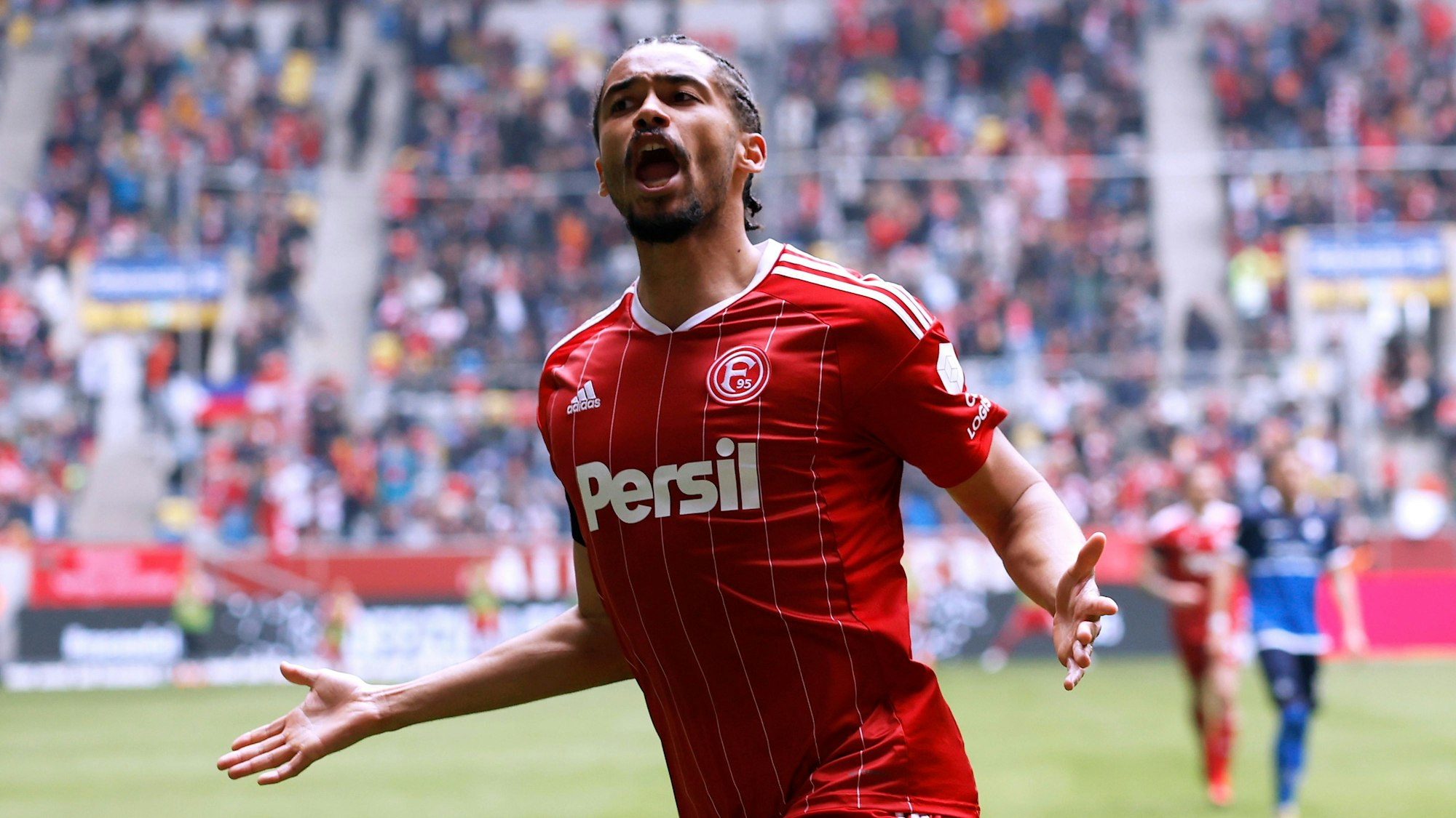 Düsseldorfs Emmanuel Iyoha bejubelt sein Tor gegen Darmstadt 98.