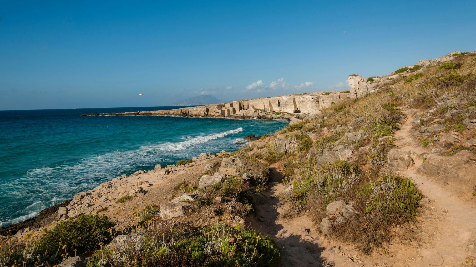Auf dem Foto sieht man den Strand Cala Rossa.