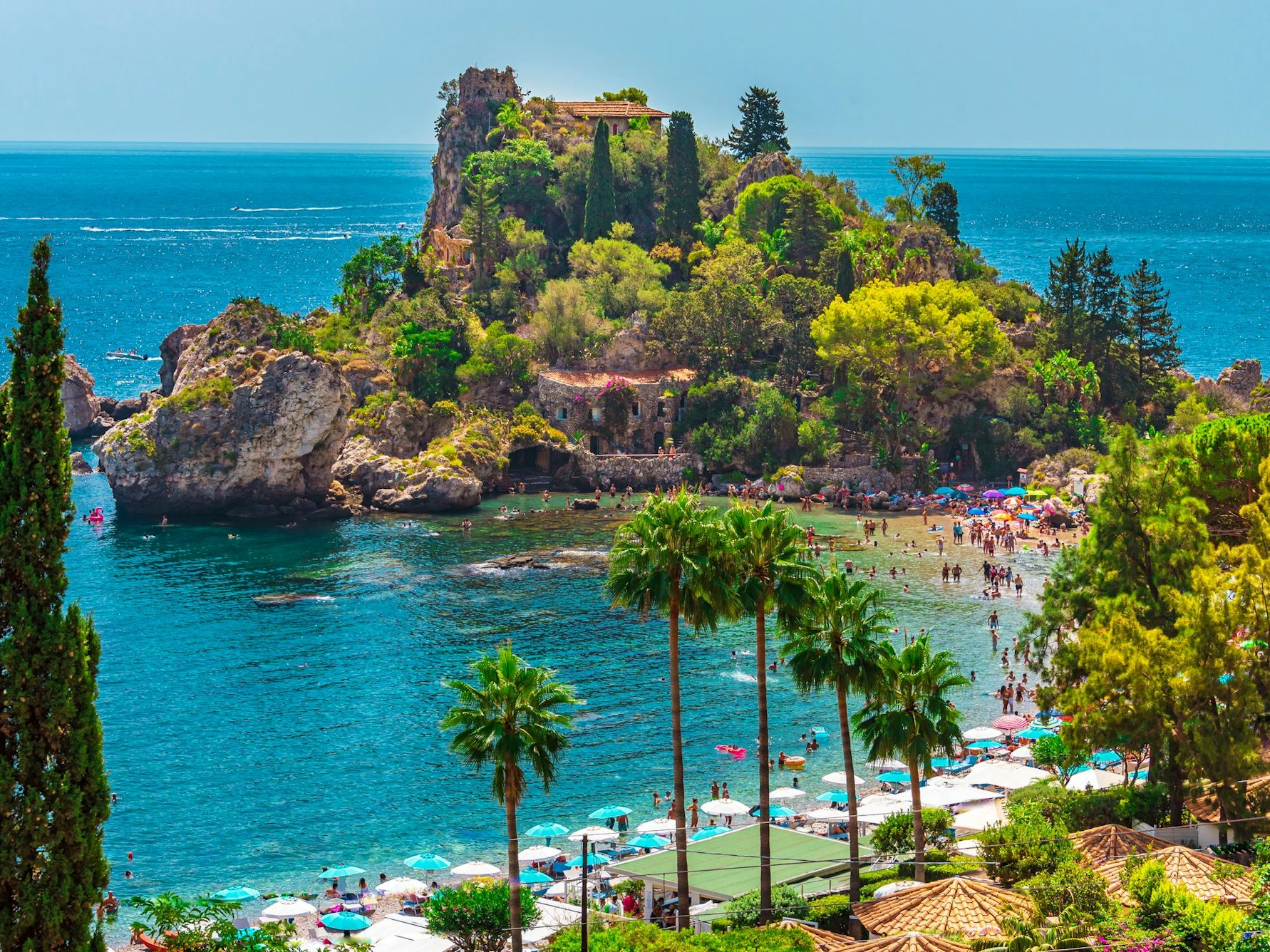 Auf dem Foto sieht man den Strand Isola Bella und die Bucht.