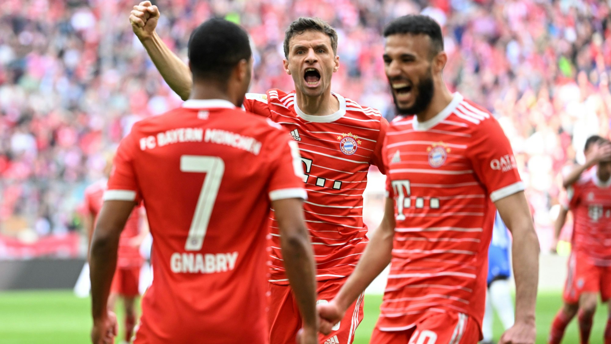 Serge Gnabry jubelt mit Thomas Müller und Noussair Mazraoui.
