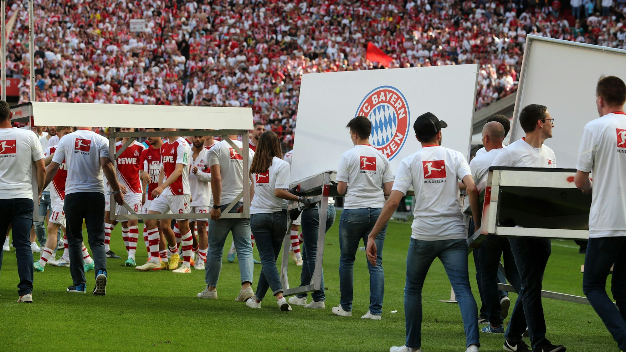 Die Meisterfeier des FC Bayern München in der Bundesliga wird auf dem Rasen des Rhein-Energie-Stadions vorbereitet.