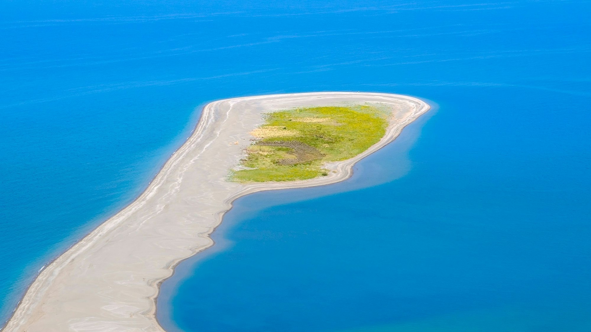 Auf dem Foto sieht man eine Drohnenaufnahme vom Strand Laghetti di Marinello.