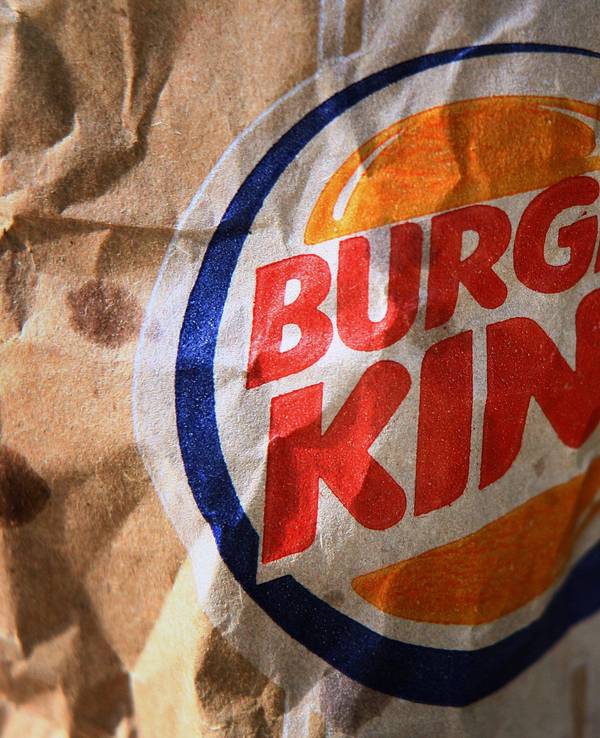 Das Logo der Fastfoodkette Burger King auf einer zerknitterten Tüte.
